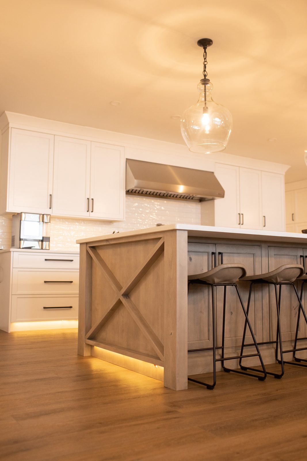 Island and pro range with undercabinet lighting