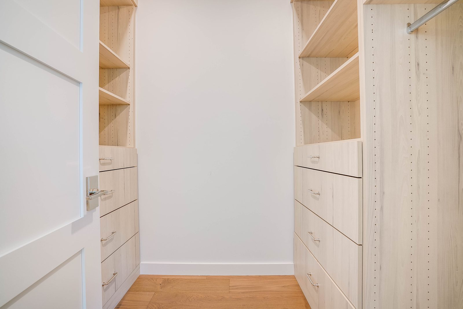 Fitted walk-in closet in Siberian